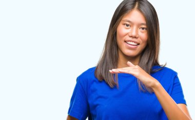 Genç Asyalı kadın ile büyük ve büyük boy işaret, ölçü birimi sembol gösteren el eller izole arka plan üzerinde. Kameraya bakarak gülümsüyordu. Ölçüm kavramı.