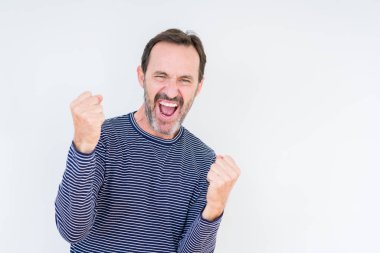 Gülümseyen ve başarı için çığlık yakışıklı üst düzey adam izole arka plan çok mutlu ve heyecanlı kaldırdı, silah ile kazanan jest yapıyor. Kutlama kavramı.