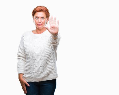 Elin avuç durağı şarkı yapıyor izole arka plan üzerinde kış kazak giyen Atrractive üst düzey beyaz Kızıl saçlı kadın. Negatif ve ciddi bir jest yüz ifadesiyle uyarı.