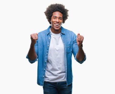 İzole arka plan kutlama üzerinde Afro Amerikalı adam şaşırttı ve başarı için kaldırdı kollarını açarak hayret ve gözleri açık. Kazanan kavramı.