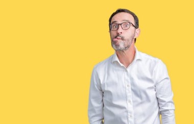Yakışıklı orta yaş zarif üst düzey iş adamı izole arka plan yapma balık yüzüne dudaklı, çılgın ve komik bir jest gözlük takıyorum. Komik ifade.