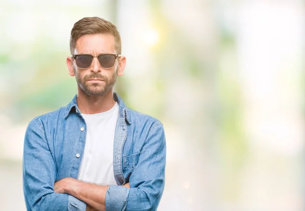 Ung Vacker Man Bär Solglasögon Över Isolerade Bakgrund Skeptiker Och — Stockfoto