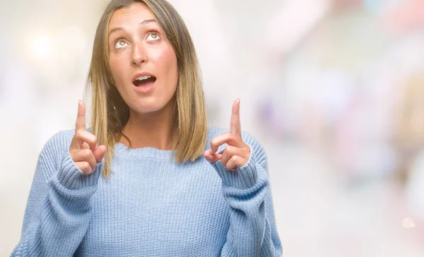 Mujer Hermosa Joven Vistiendo Suéter Invierno Sobre Fondo Aislado Sorprendido —  Fotos de Stock