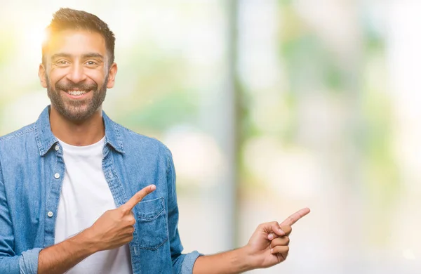 Homem Hispânico Adulto Sobre Fundo Isolado Sorrindo Olhando Para Câmera — Fotografia de Stock