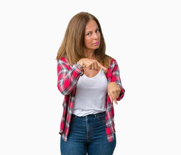 Schöne Frau Mittleren Alters Trägt Über Isolierten Hintergrund Eile Zeigt — Stockfoto