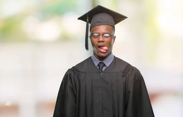 Ung Utexaminerades Afroamerikanska Mannen Över Isolerade Bakgrund Fast Tunga Nöjd — Stockfoto