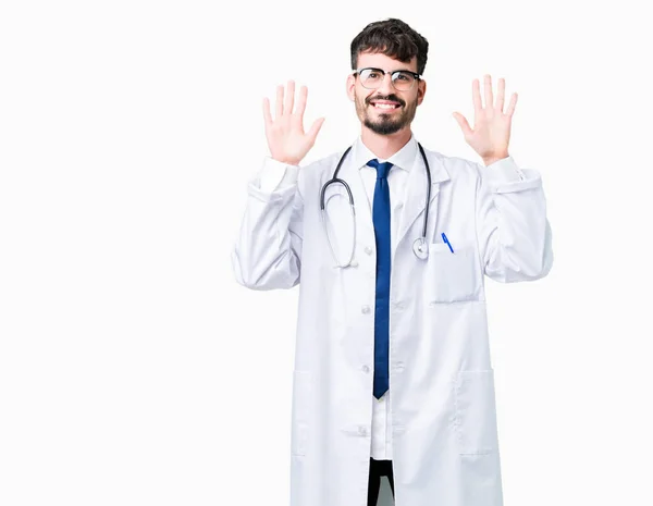 年轻的医生男子穿着医院外套在孤立的背景显示和手指指向数字十 同时微笑着自信和快乐 — 图库照片