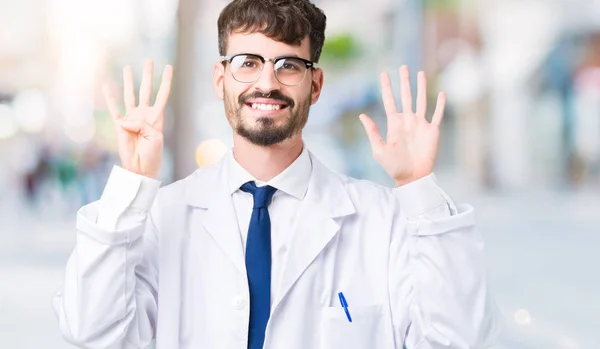 Giovane Scienziato Professionista Uomo Indossa Cappotto Bianco Sfondo Isolato Mostrando — Foto Stock
