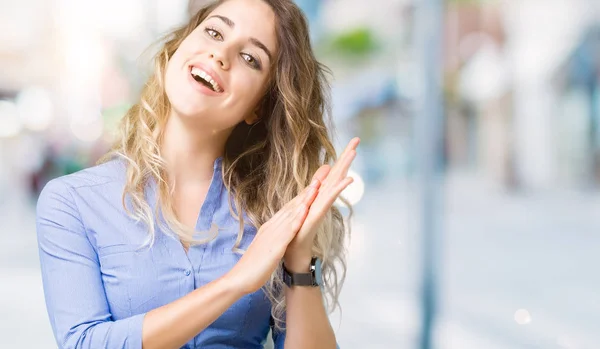 Schöne Junge Blonde Geschäftsfrau Vor Isoliertem Hintergrund Klatscht Und Applaudiert — Stockfoto