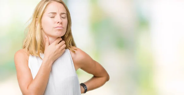 美丽的年轻优雅的女人在孤立的背景触摸疼痛的脖子 咽喉痛的流感 血块和感染 — 图库照片