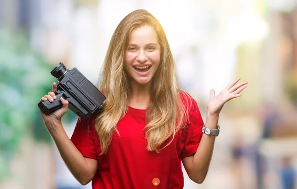 Jovem Mulher Loira Bonita Filmando Usando Câmera Vintage Sobre Fundo — Fotografia de Stock