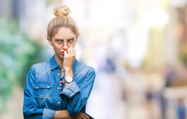 Giovane Bella Donna Bionda Che Indossa Occhiali Sfondo Isolato Cercando — Foto Stock