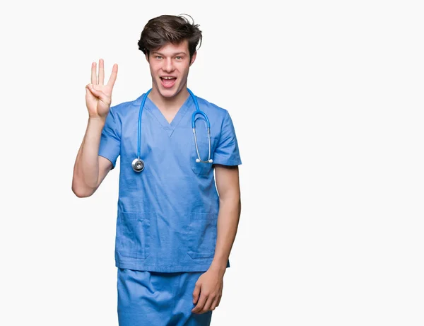 Νεαρός Γιατρός Φορώντας Ιατρική Στολή Πέρα Από Απομονωμένο Υπόβαθρο Δείχνει — Φωτογραφία Αρχείου