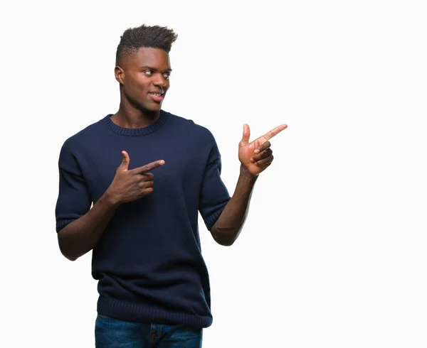 Jovem Afro Americano Sobre Fundo Isolado Sorrindo Olhando Para Câmera — Fotografia de Stock