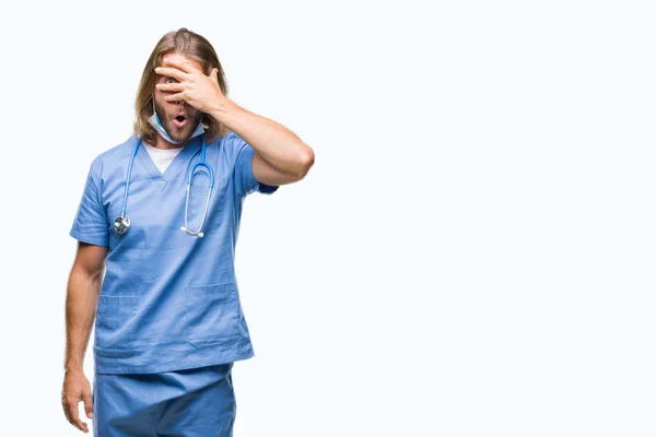 Joven Médico Guapo Con Pelo Largo Sobre Fondo Aislado Asomándose — Foto de Stock