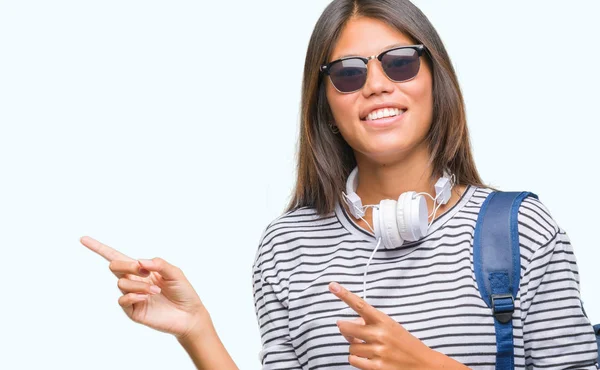 Joven Estudiante Asiática Con Auriculares Mochila Sobre Fondo Aislado Sonriendo — Foto de Stock