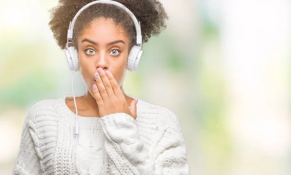 Mujer Afroamericana Joven Usando Auriculares Sobre Fondo Aislado Cubrir Boca — Foto de Stock