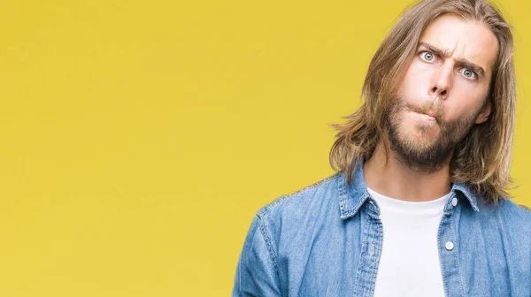 Junger Gutaussehender Mann Mit Langen Haaren Vor Isoliertem Hintergrund Der — Stockfoto