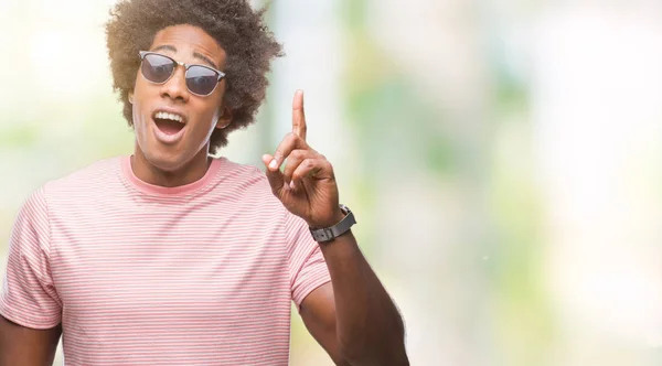 Afro Amerikansk Man Bär Solglasögon Över Isolerade Bakgrund Pekande Finger — Stockfoto