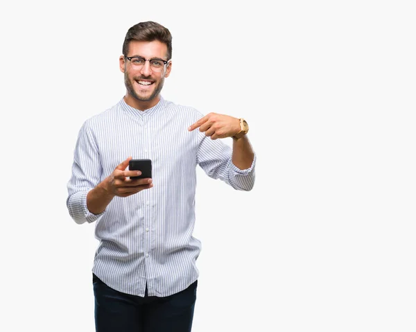 Giovane Uomo Bello Sms Utilizzando Smartphone Sfondo Isolato Con Faccia — Foto Stock