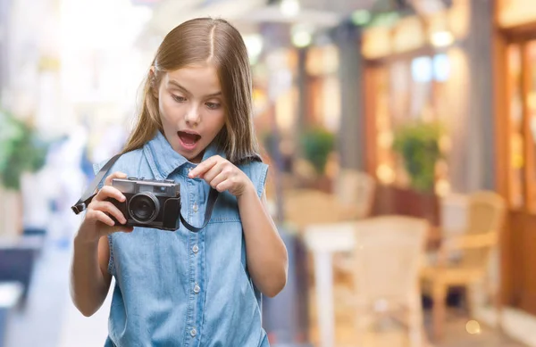 Junges Schönes Mädchen Fotografiert Mit Vintage Kamera Über Isoliertem Hintergrund — Stockfoto