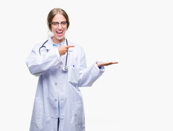 Bella Giovane Donna Medico Bionda Indossa Uniforme Medica Sfondo Isolato — Foto Stock