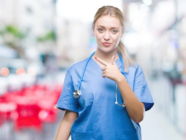 Joven Cirujana Rubia Doctora Sobre Fondo Aislado Alegre Con Una — Foto de Stock