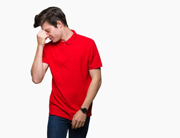 Mladý Pohledný Muž Sobě Červené Tričko Přes Izolované Pozadí Unavený — Stock fotografie