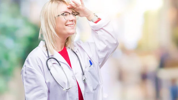 Jovem Mulher Bonita Médico Loira Vestindo Uniforme Médico Sobre Fundo — Fotografia de Stock