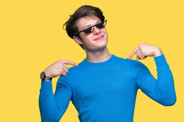 Junger Mann Mit Lustiger Schlägerbrille Vor Isoliertem Hintergrund Sieht Selbstbewusst — Stockfoto
