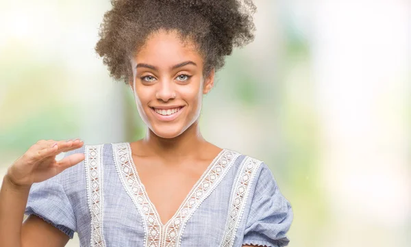 Jovem Afro Americana Sobre Fundo Isolado Gestos Com Mãos Mostrando — Fotografia de Stock