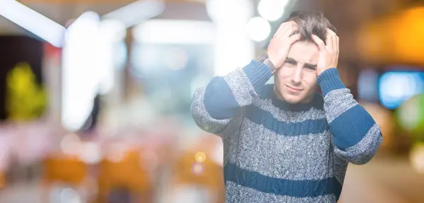 Homem Bonito Jovem Sobre Fundo Isolado Sofrendo Dor Cabeça Desesperada — Fotografia de Stock