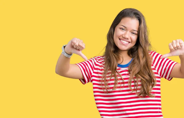 Joven Mujer Morena Hermosa Con Rayas Camiseta Sobre Fondo Aislado — Foto de Stock