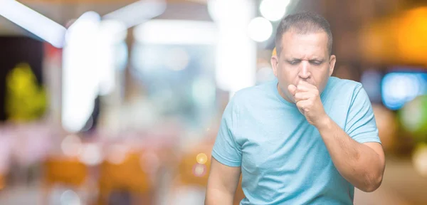 体調不良や風邪や気管支炎の症状として咳を感じて孤立の背景に青い シャツを着て中年のアラブ人 ヘルスケアの概念 — ストック写真