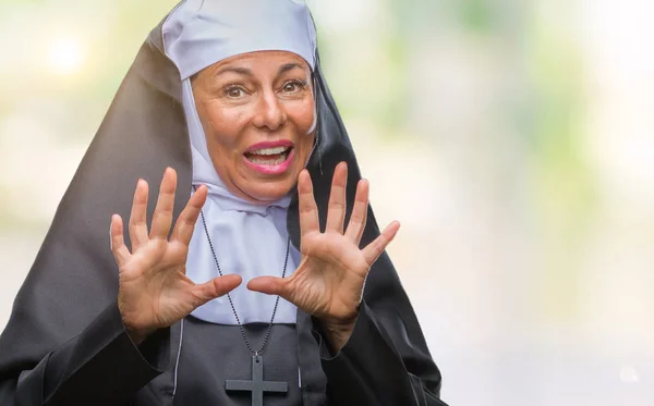 中年シニア キリスト教カトリックの修道女の女性恐れ 恐怖の手で恐怖式停止ジェスチャーで孤立した背景にショックで叫び パニックのコンセプト — ストック写真