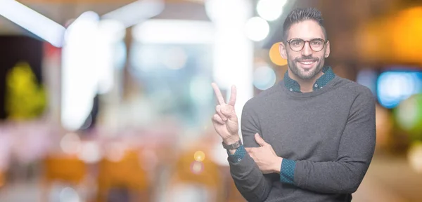 Joven Hombre Guapo Con Gafas Sobre Fondo Aislado Sonriendo Con — Foto de Stock