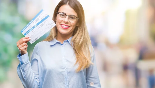 Jonge Mooie Vrouw Houdt Van Instapkaart Geïsoleerde Achtergrond Met Een — Stockfoto