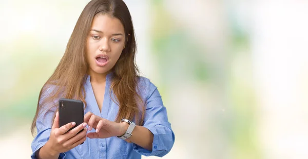 Ung Vacker Brunett Affärskvinna Med Smartphone Isolerade Bakgrund Rädd Chock — Stockfoto