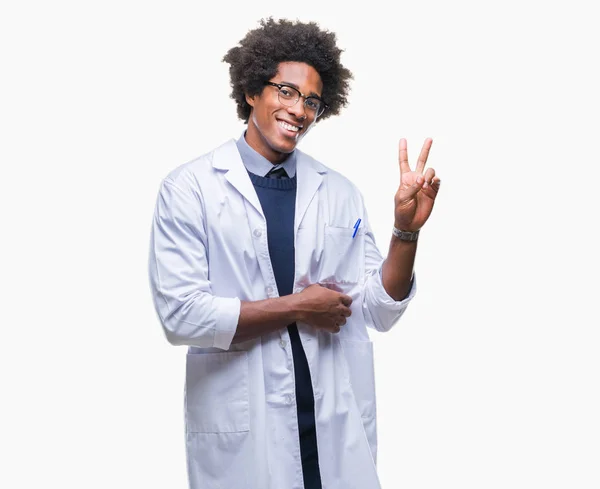 Afro Americký Lékař Vědec Muž Nad Izolované Pozadí Usmívající Smajlík — Stock fotografie
