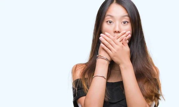 Young Asian Woman Isolated Background Shocked Covering Mouth Hands Mistake — Stock Photo, Image