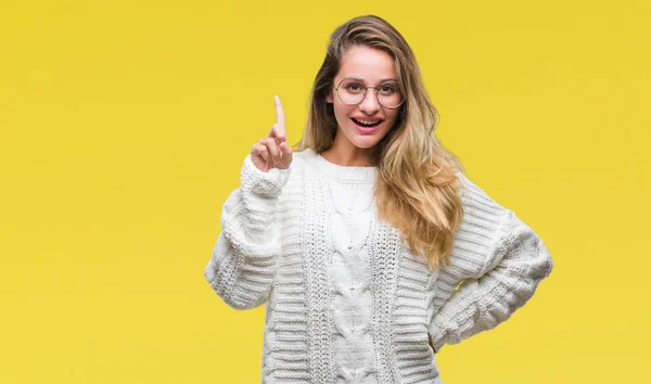 Giovane Bella Donna Bionda Indossa Maglione Invernale Occhiali Sole Sfondo — Foto Stock