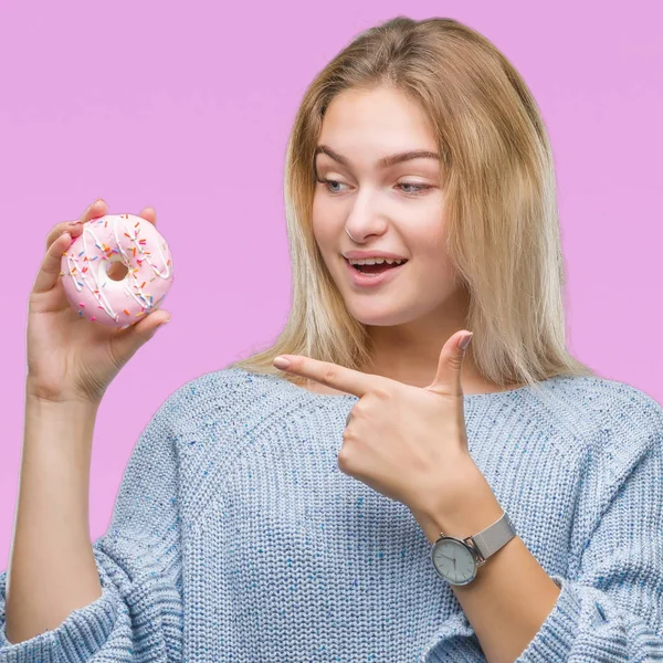 Joven Mujer Caucásica Comiendo Donut Dulce Sobre Fondo Aislado Muy —  Fotos de Stock