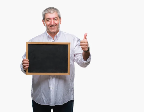 黒板の上に保持しているハンサムな主幹教諭男笑顔の サイン 優秀な兆候を親指をやって幸せなバック グラウンドを分離 — ストック写真