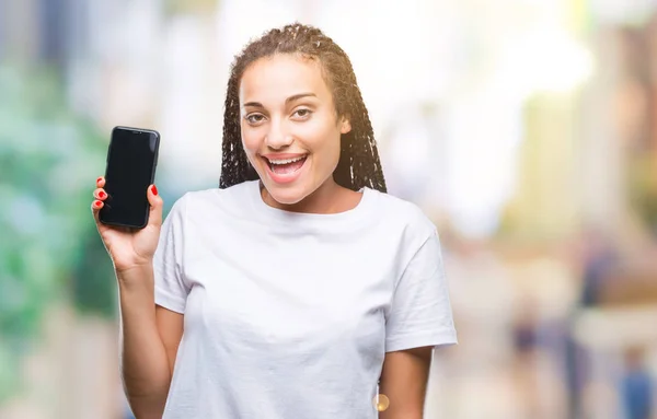 치아를 보여주는 자신감 미소로 얼굴로 스마트폰 화면을 보여주는 아프리카계 미국인 — 스톡 사진