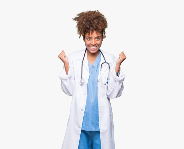 Młody Lekarz African American Kobieta Białym Tle Obchodzi Zaskoczony Zdumiony — Zdjęcie stockowe