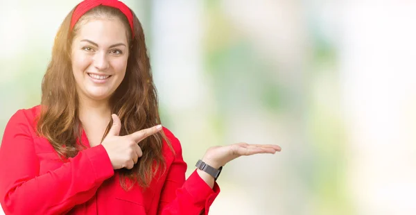 Belle Taille Jeune Femme Sur Fond Isolé Étonné Souriant Caméra — Photo