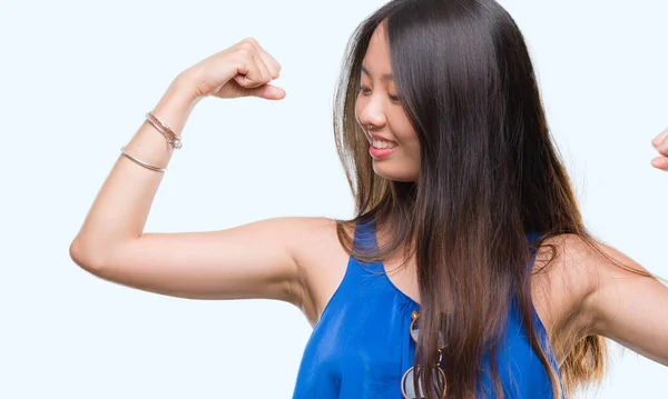Joven Mujer Asiática Sobre Aislado Fondo Mostrando Brazos Músculos Sonriendo —  Fotos de Stock