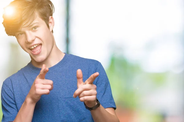 Mladý Pohledný Muž Nosí Modré Tričko Izolované Pozadí Ukazovat Prstem — Stock fotografie