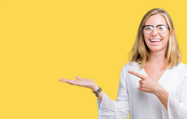 Hermosa Joven Con Gafas Sobre Fondo Aislado Sorprendida Sonriendo Cámara —  Fotos de Stock