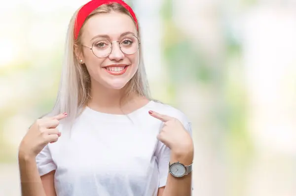 Młoda Blondynka Okularach Białym Tle Patrząc Pewny Siebie Uśmiechem Twarzy — Zdjęcie stockowe